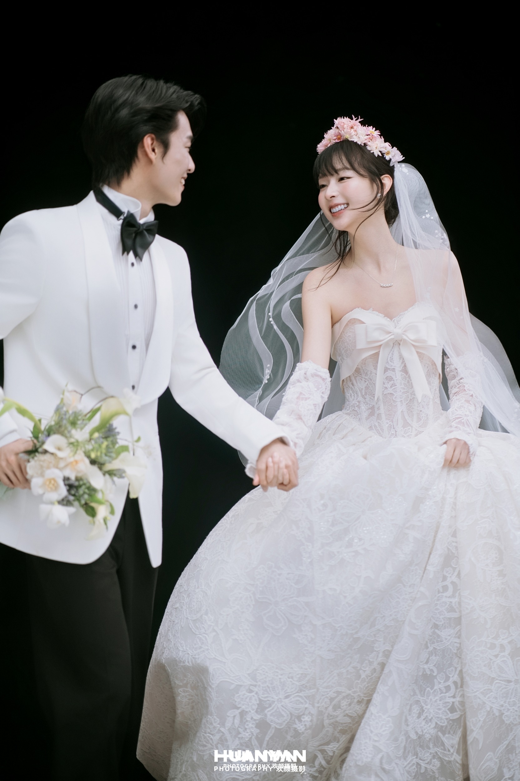 柔光叙事客片第3张｜韩式温柔婚纱照，摄于室内影棚