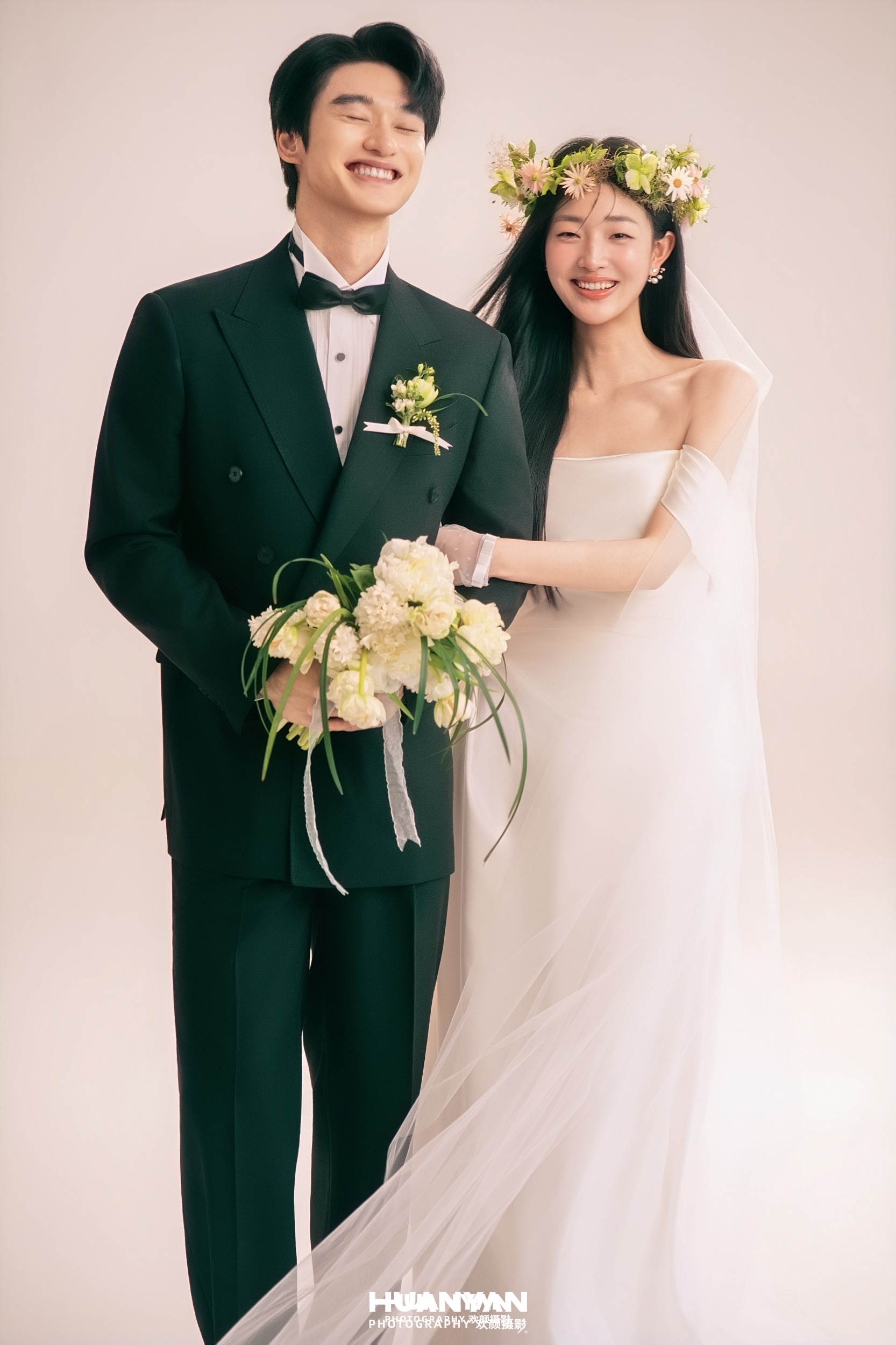 与花同席：韩式温柔婚纱照室内影棚实拍