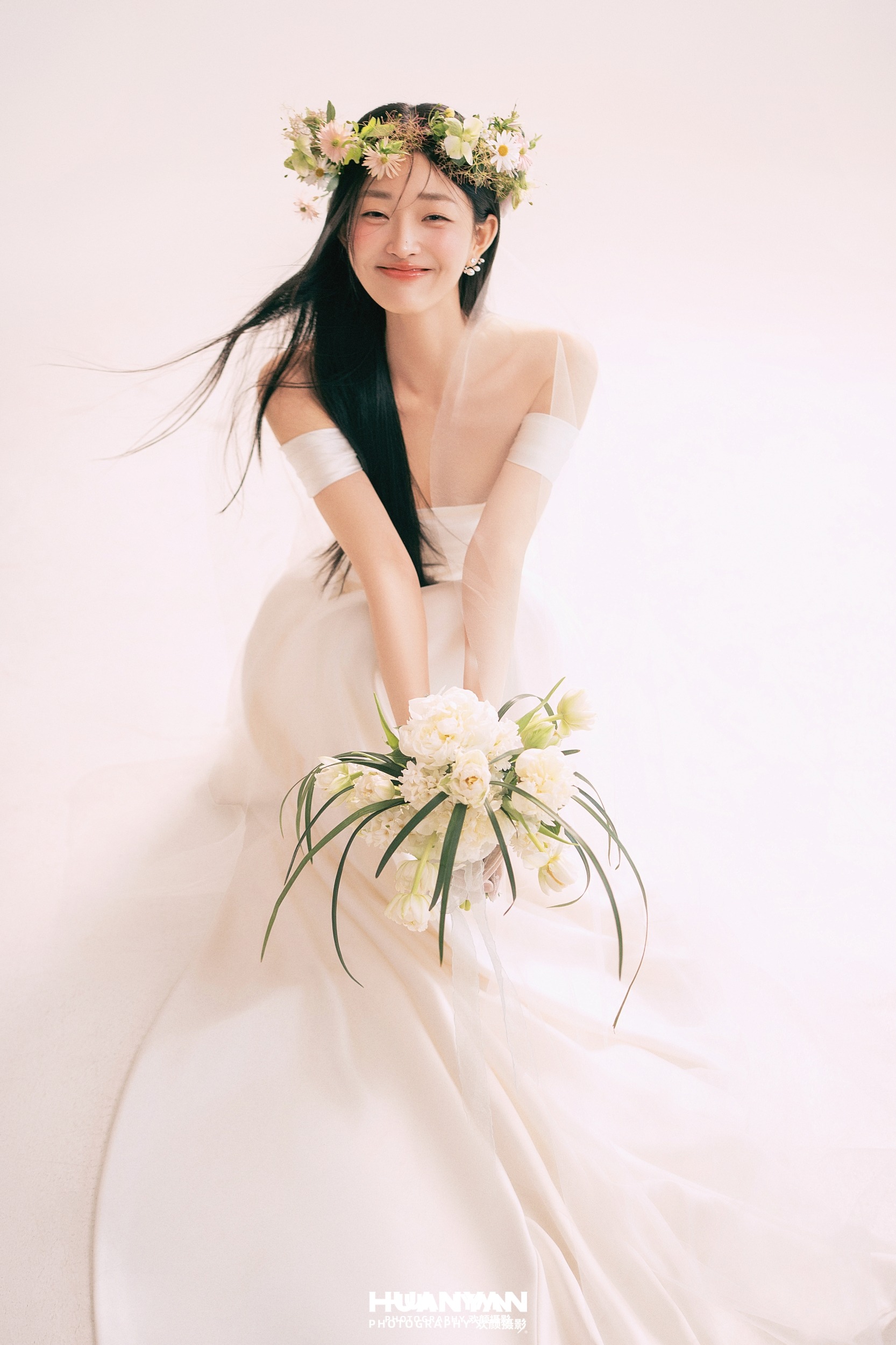 与花同席客片第7张｜韩式温柔婚纱照，摄于室内影棚
