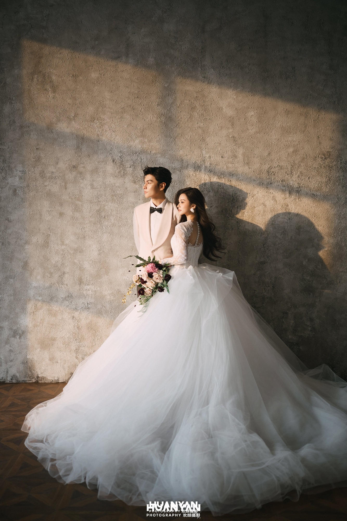 纱与旧时光客片第3张｜轻奢高级婚纱照，摄于室内影棚