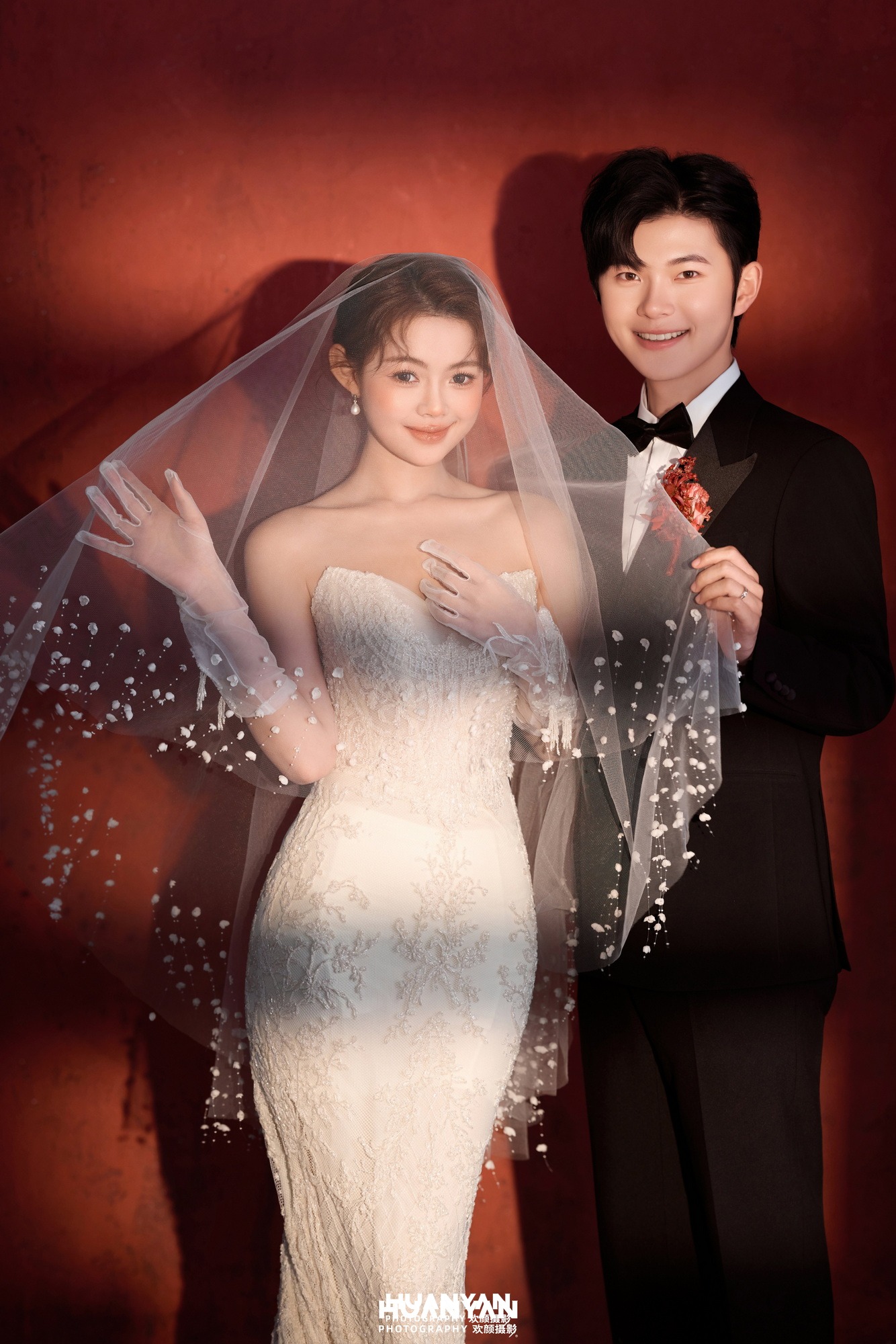 复古婚纱照 · 室内影棚场景 · 红墙纱影客片