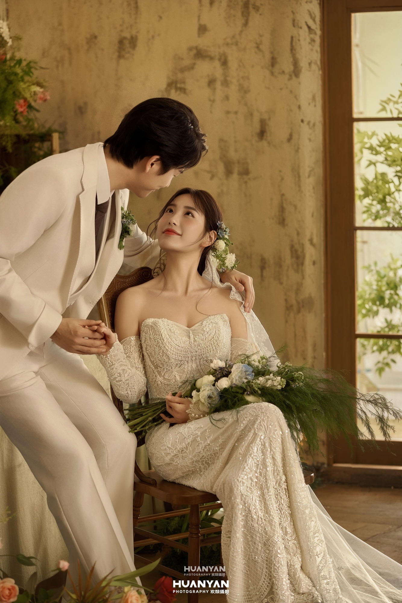 窗畔微光客片第11张｜浪漫唯美婚纱照，摄于室内影棚