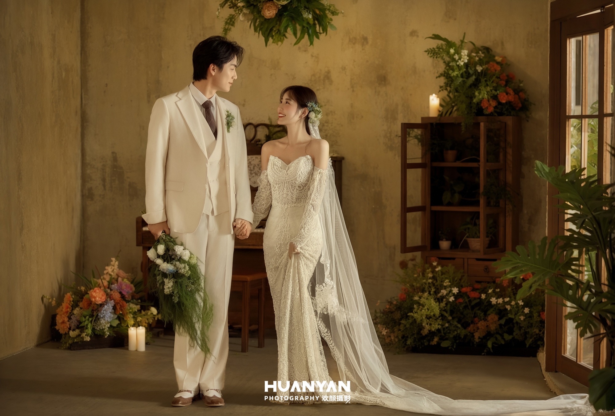 窗畔微光：浪漫唯美婚纱照室内影棚实拍