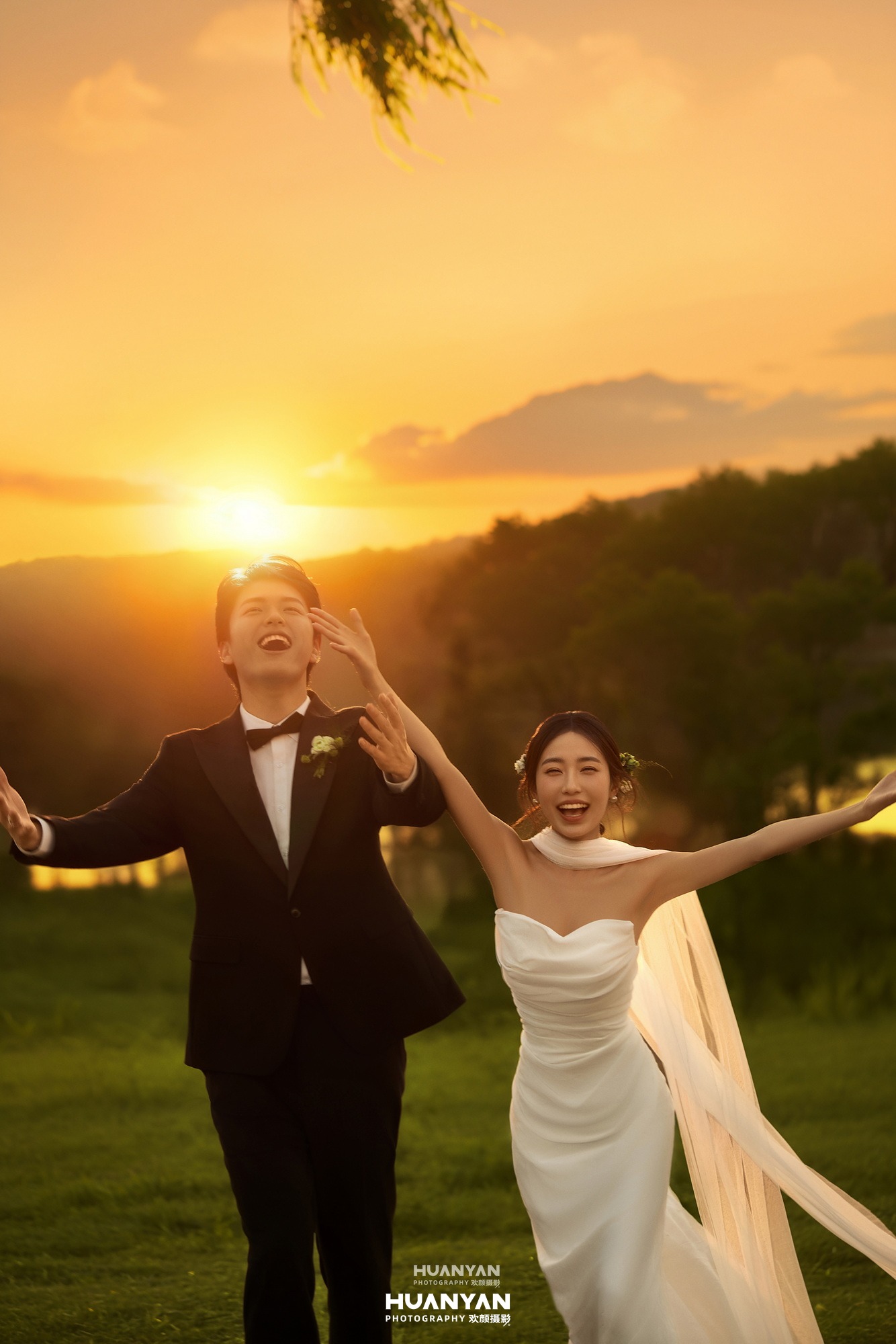 落日恋歌客片第3张｜韩式温柔婚纱照，摄于户外自然