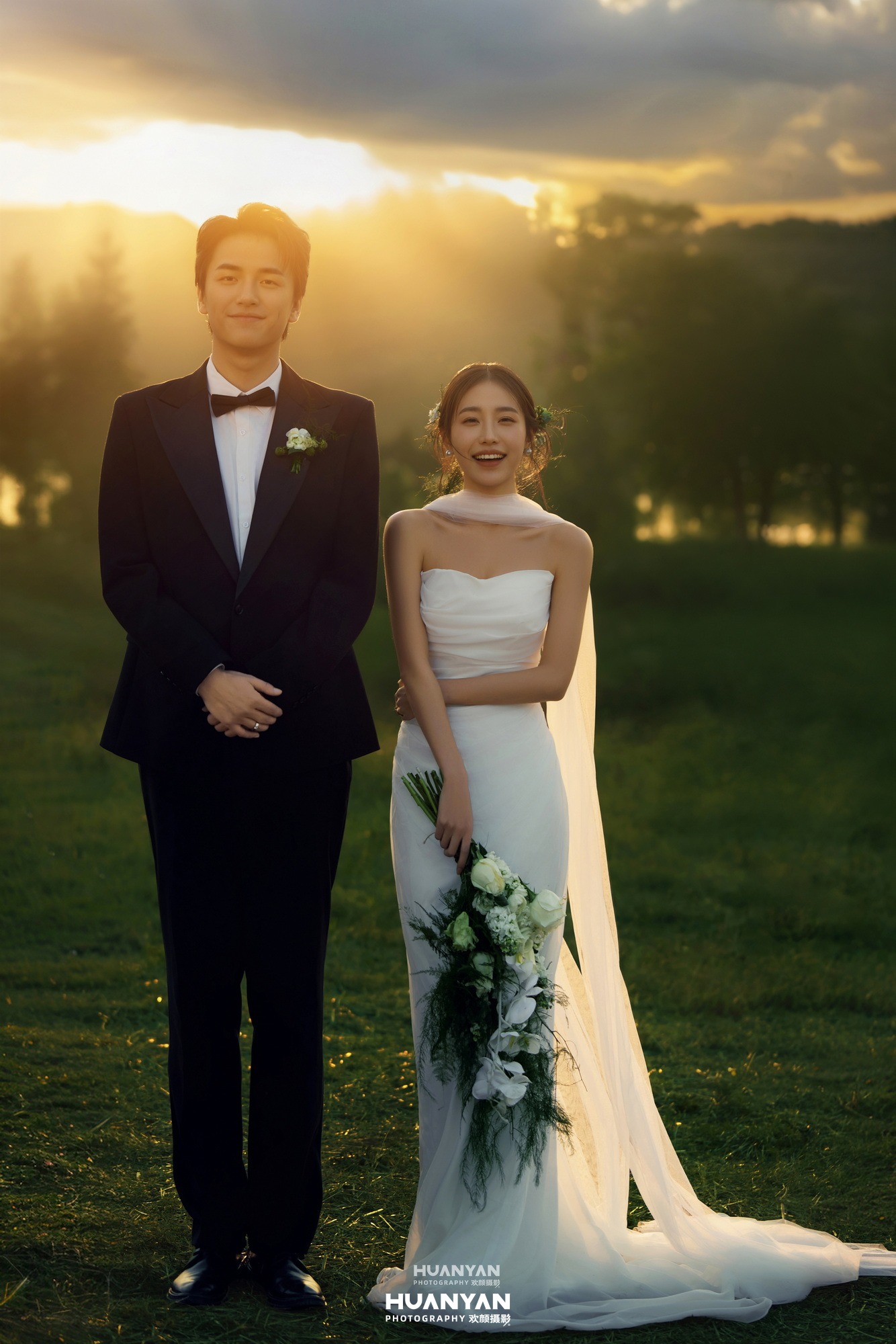 落日恋歌客片第7张｜韩式温柔婚纱照，摄于户外自然