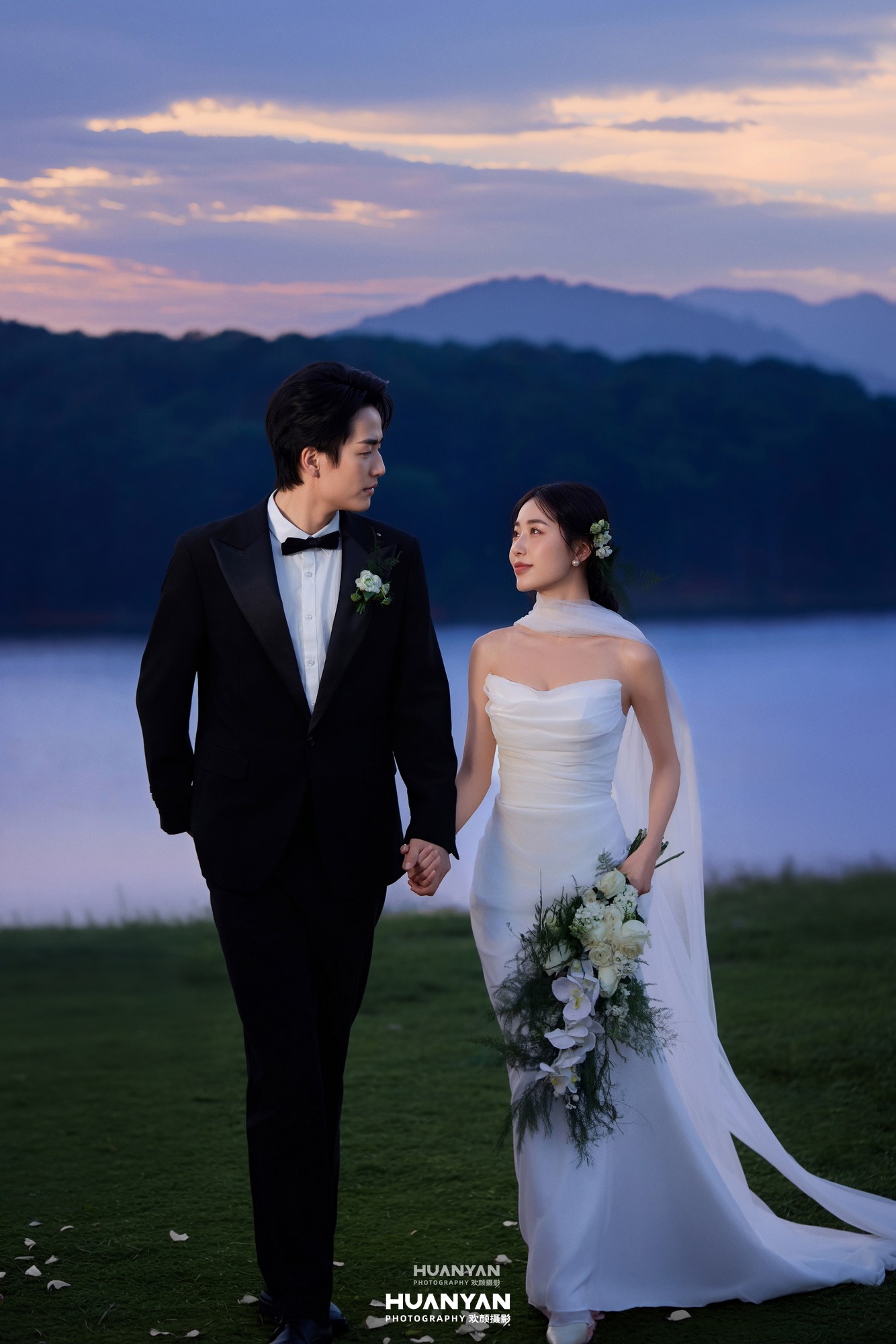 湖蓝暮色：清新自然婚纱照湖畔江景实拍