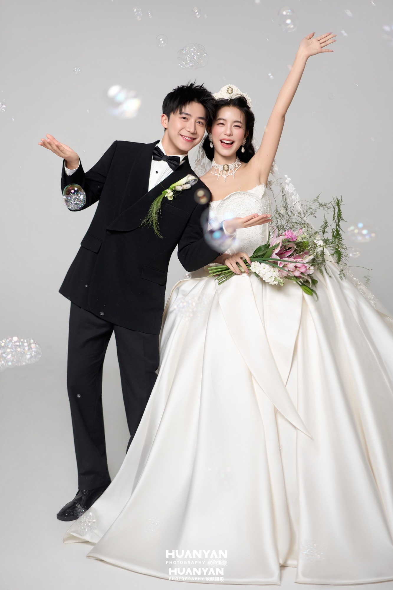 百合小令客片第3张｜韩式温柔婚纱照，摄于室内影棚