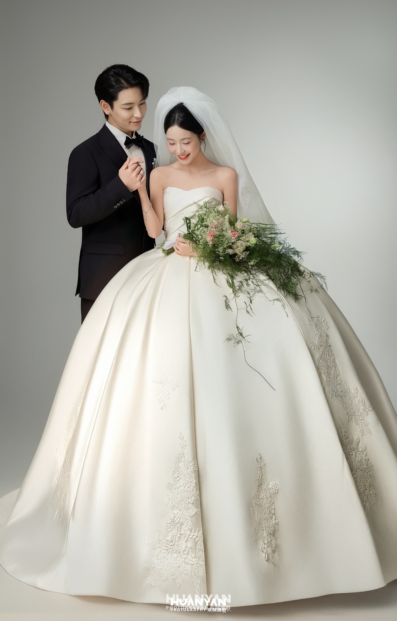 室内影棚韩式温柔婚纱照实拍（捧花与吻系列）