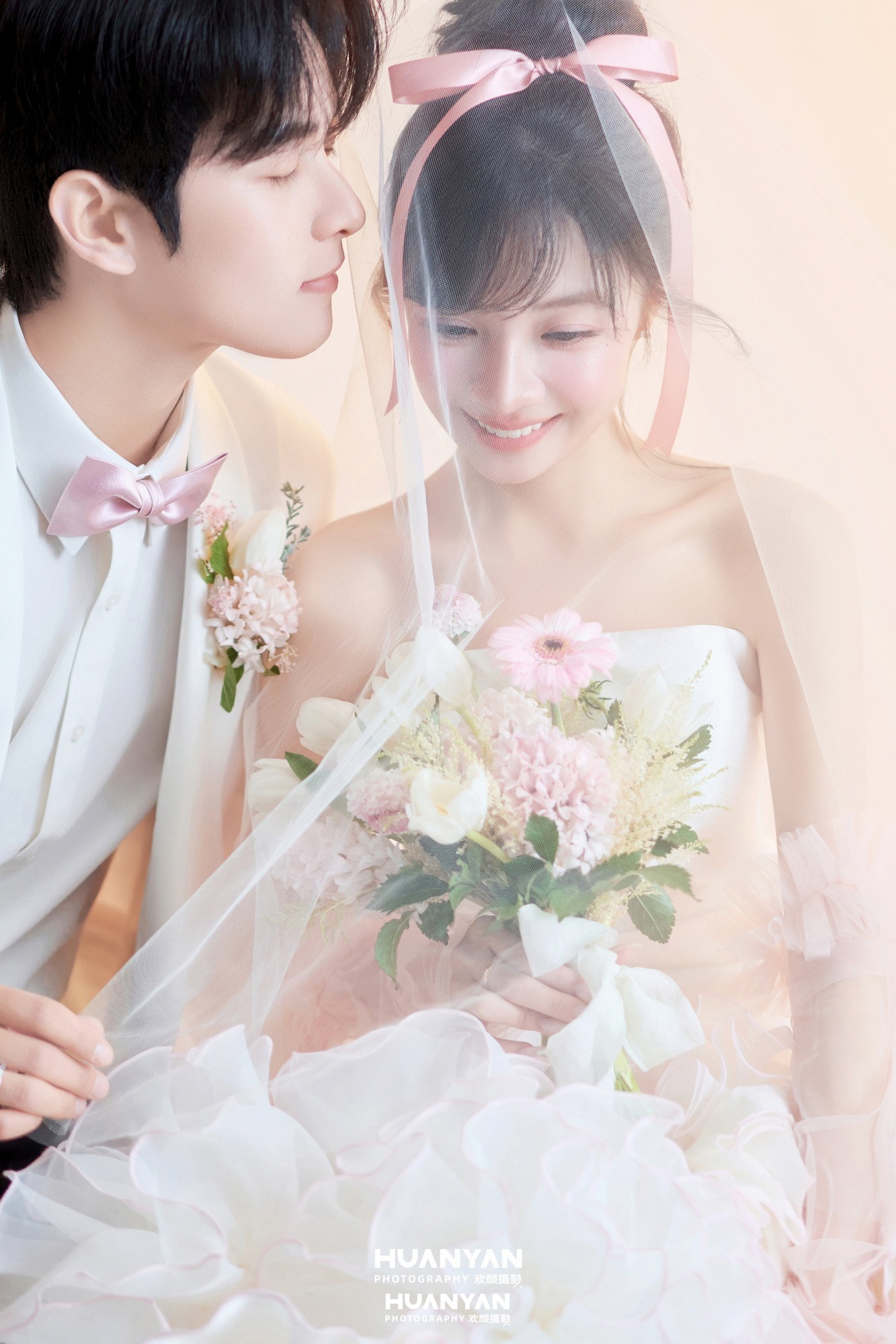 樱粉甜梦：韩式温柔婚纱照室内影棚实拍