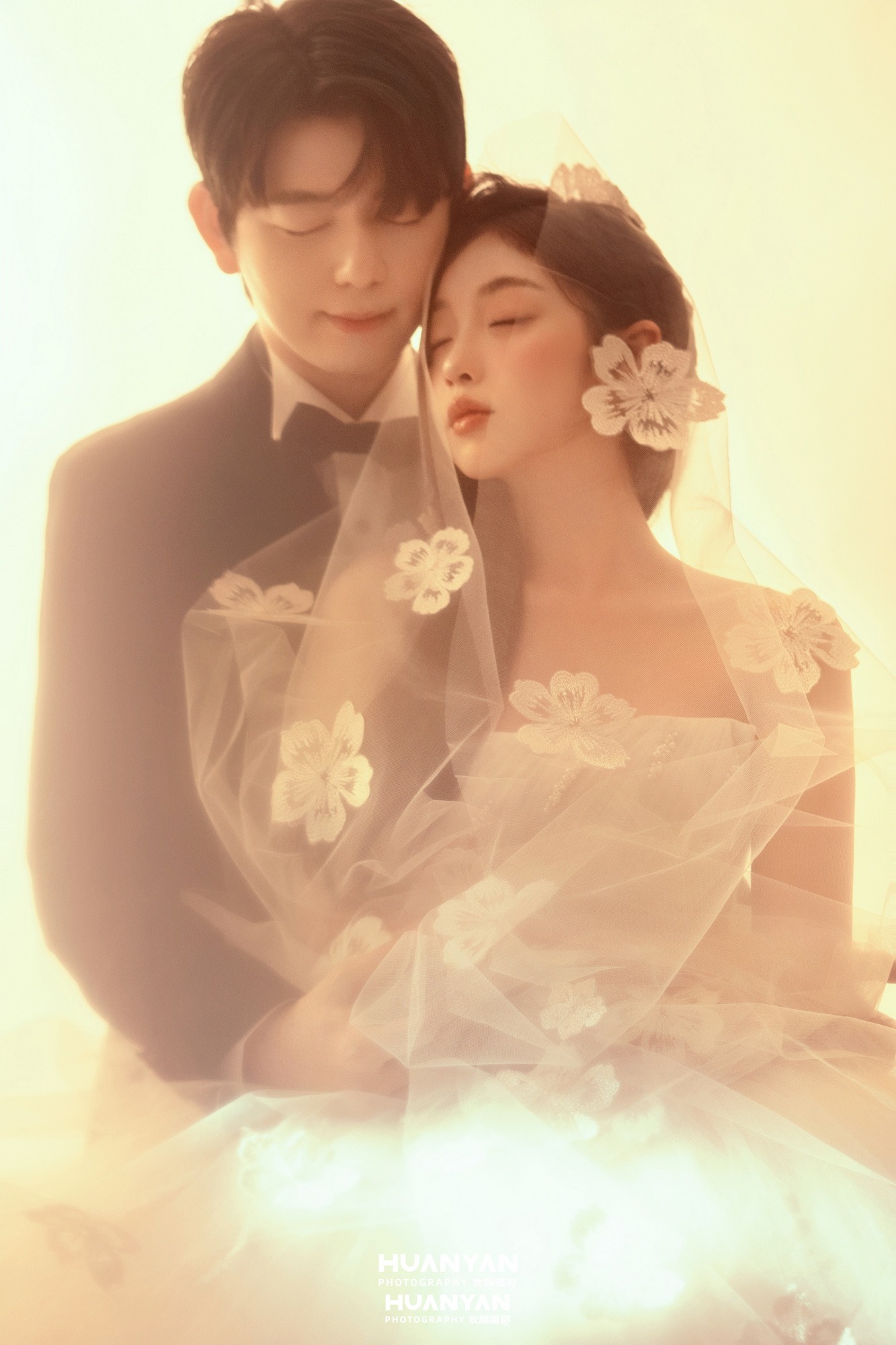 浪漫唯美婚纱照 · 室内影棚场景 · 融金时刻客片