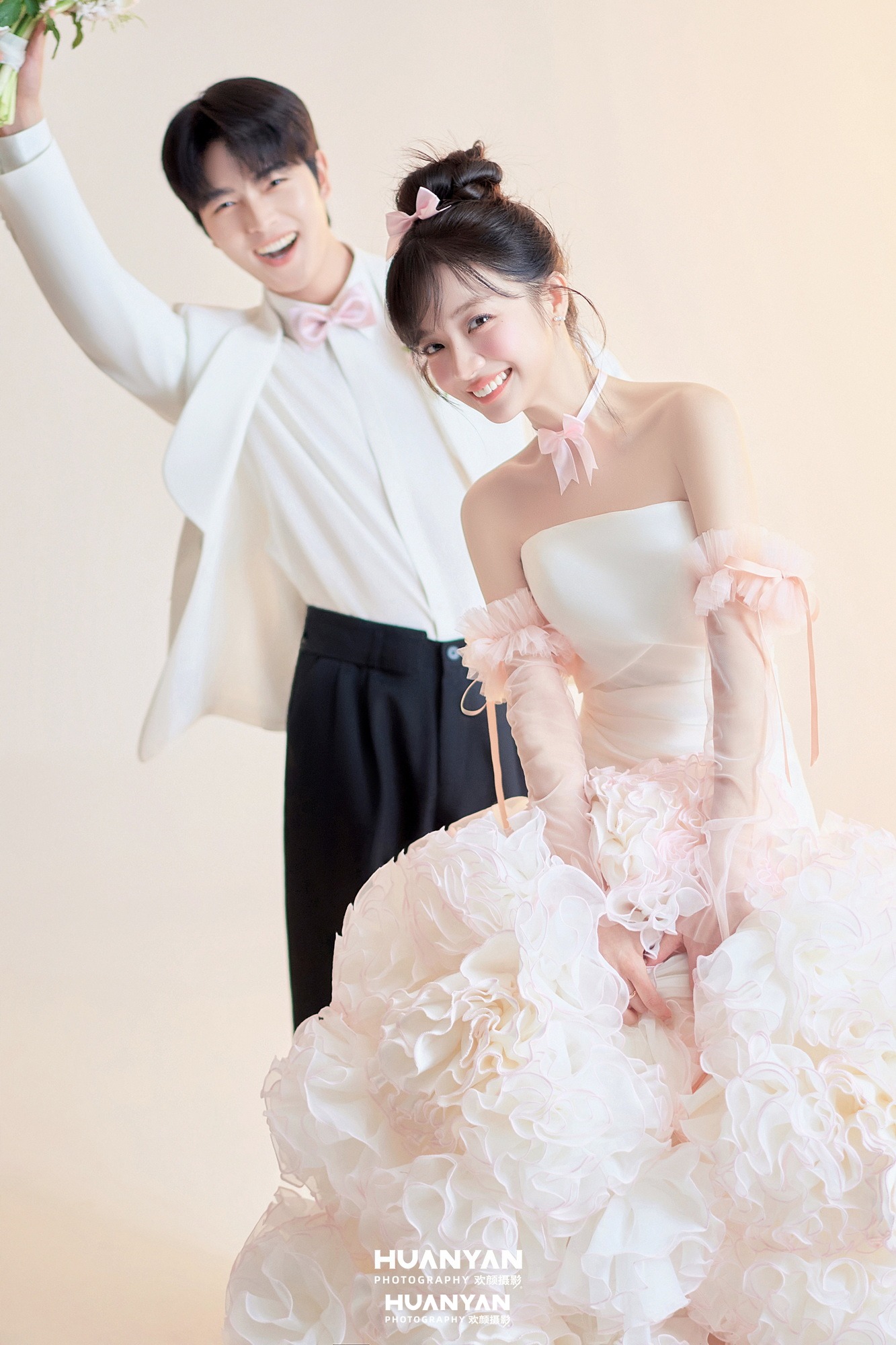樱粉甜梦客片第7张｜韩式温柔婚纱照，摄于室内影棚