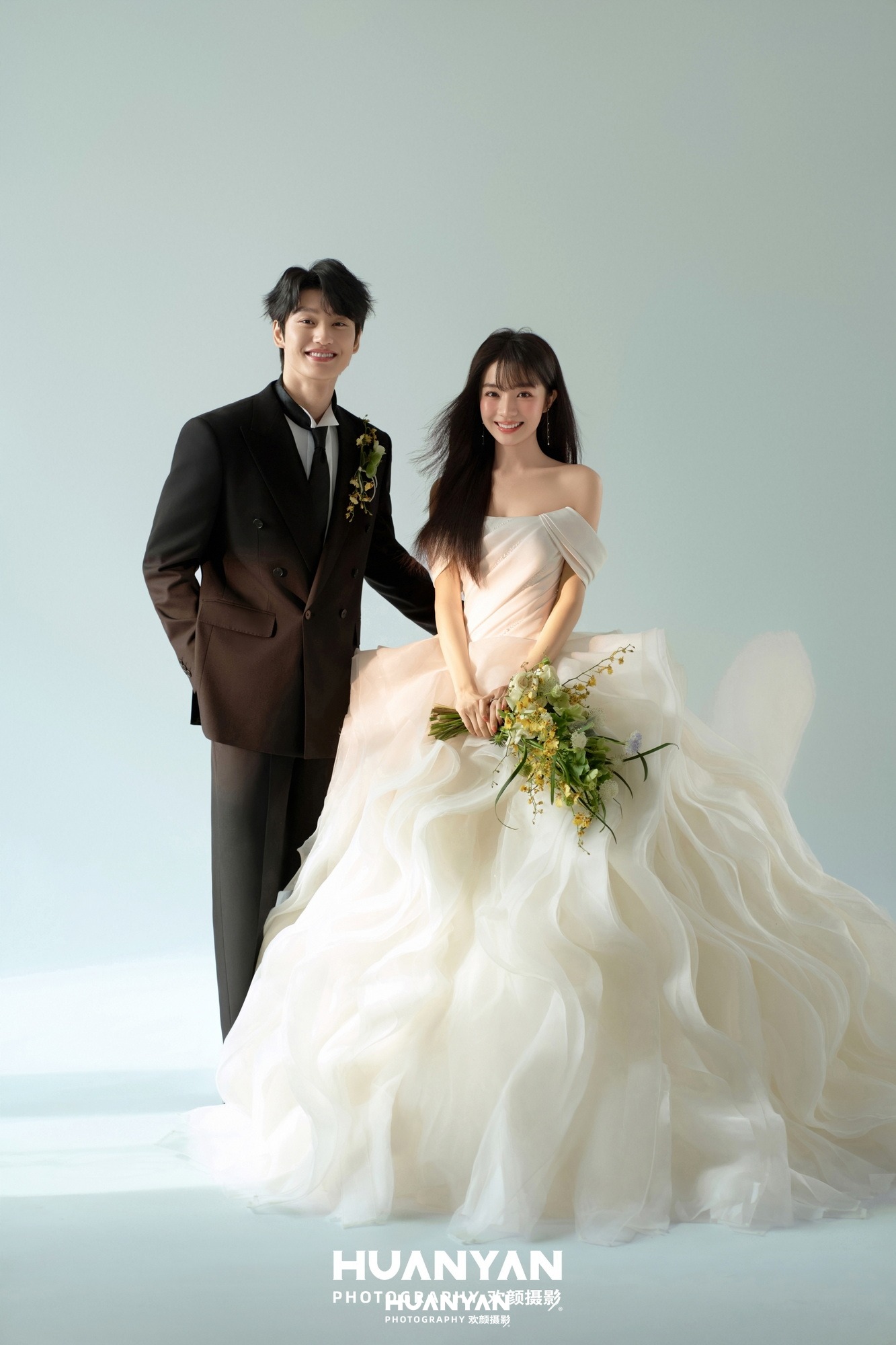 暖雾入怀客片第7张｜极简婚纱照，摄于室内影棚
