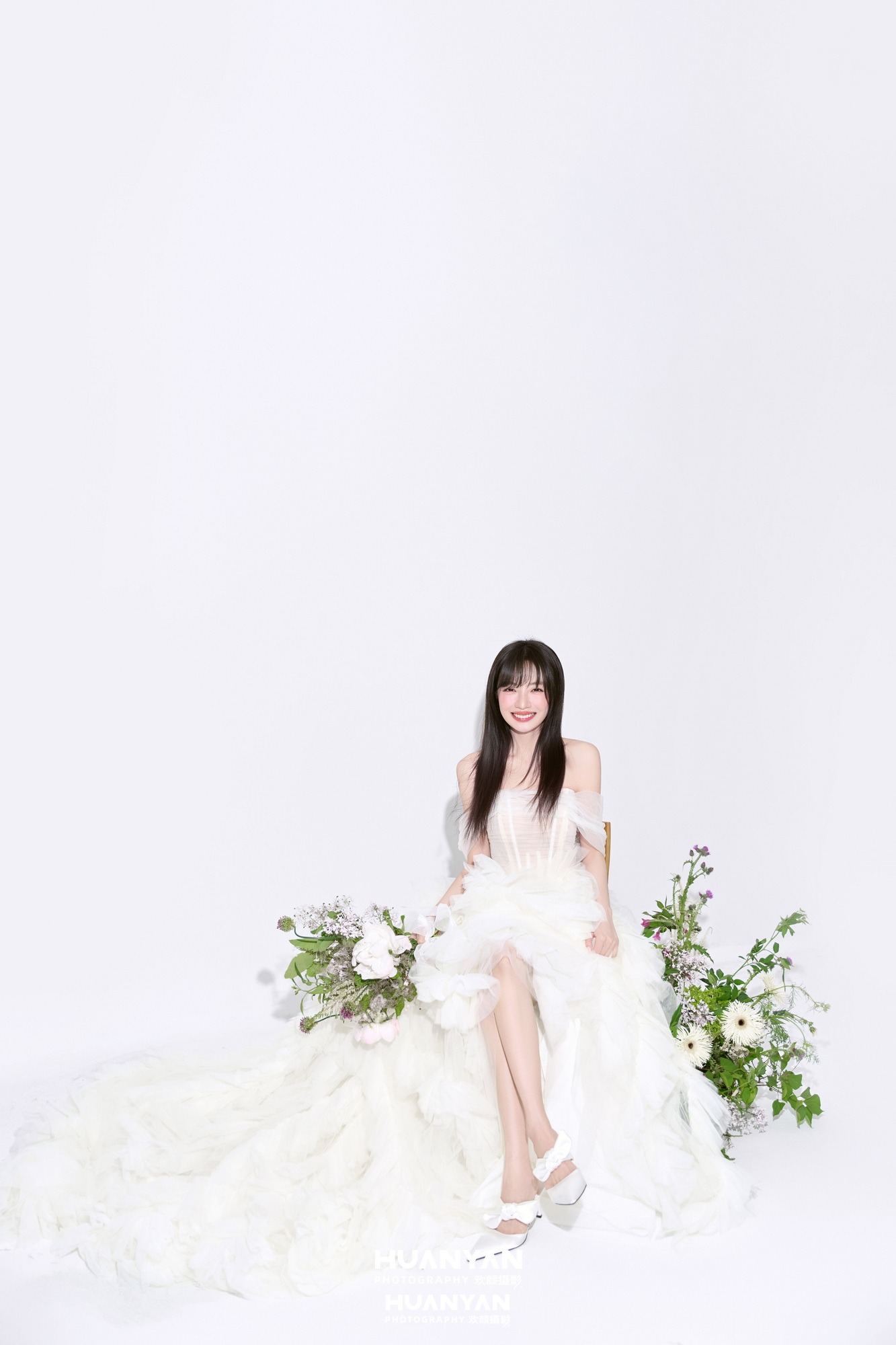花畔依偎客片第11张｜韩式温柔婚纱照，摄于室内影棚