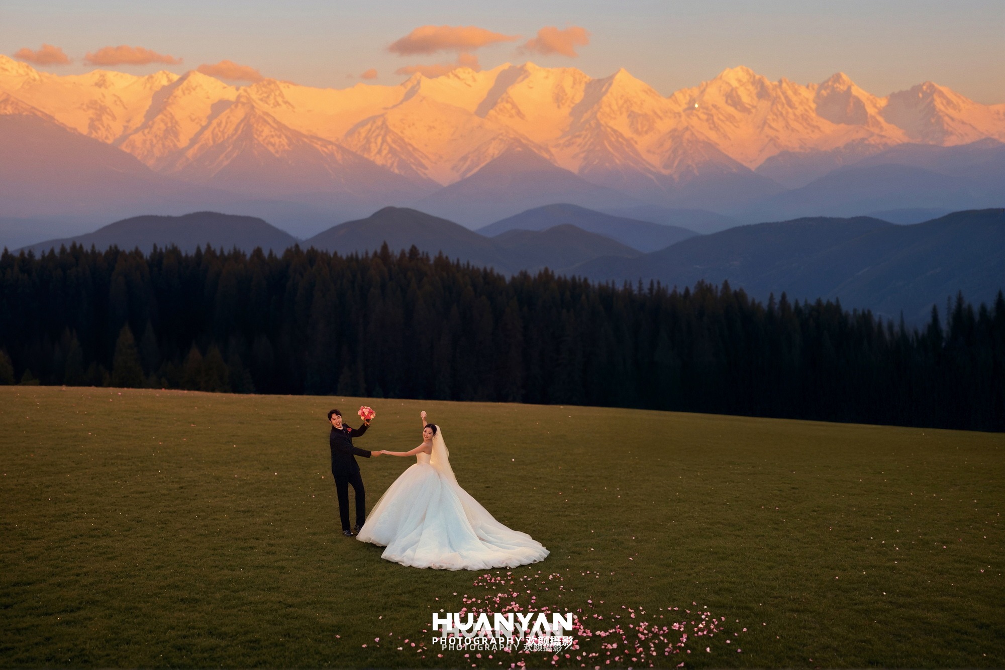 浪漫唯美婚纱照 · 户外自然场景 · 霞染雪山客片