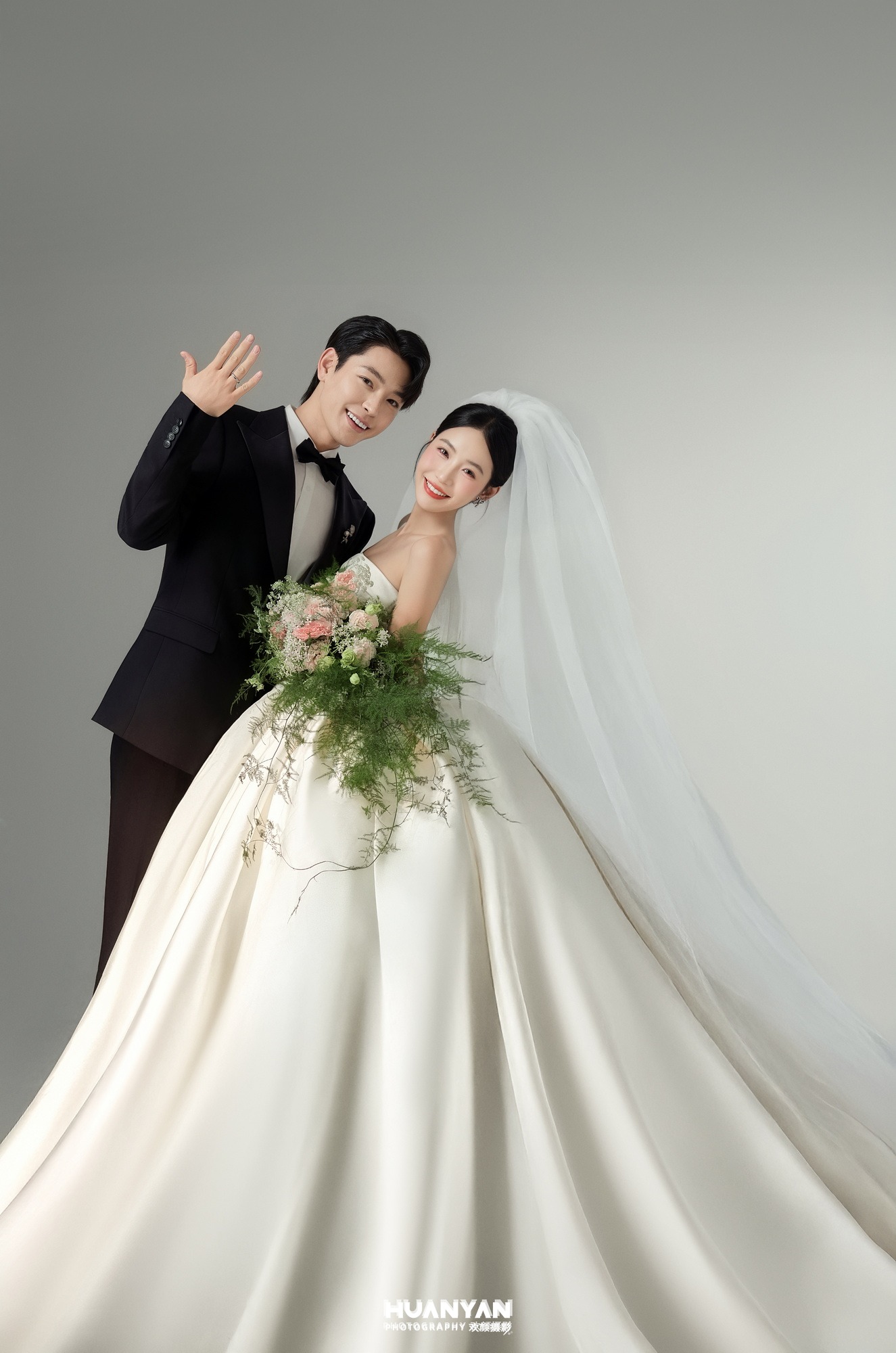 韩式温柔婚纱照 · 室内影棚场景 · 素纱曳地客片