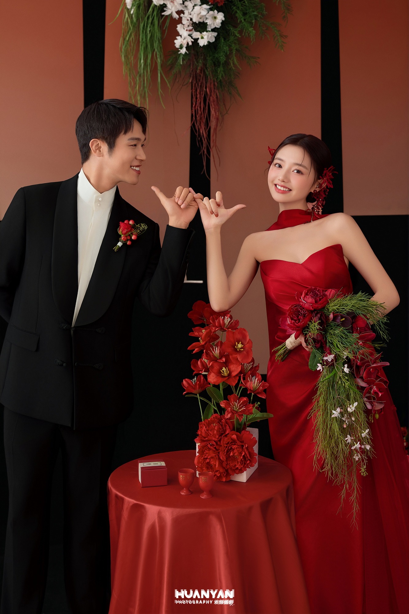 绛色花信客片第11张｜杂志时尚婚纱照，摄于室内影棚