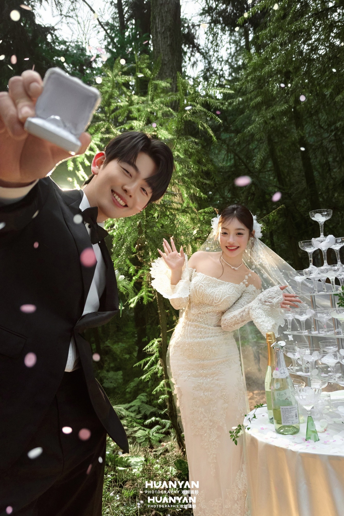 户外自然清新自然婚纱照实拍（林中干杯系列）