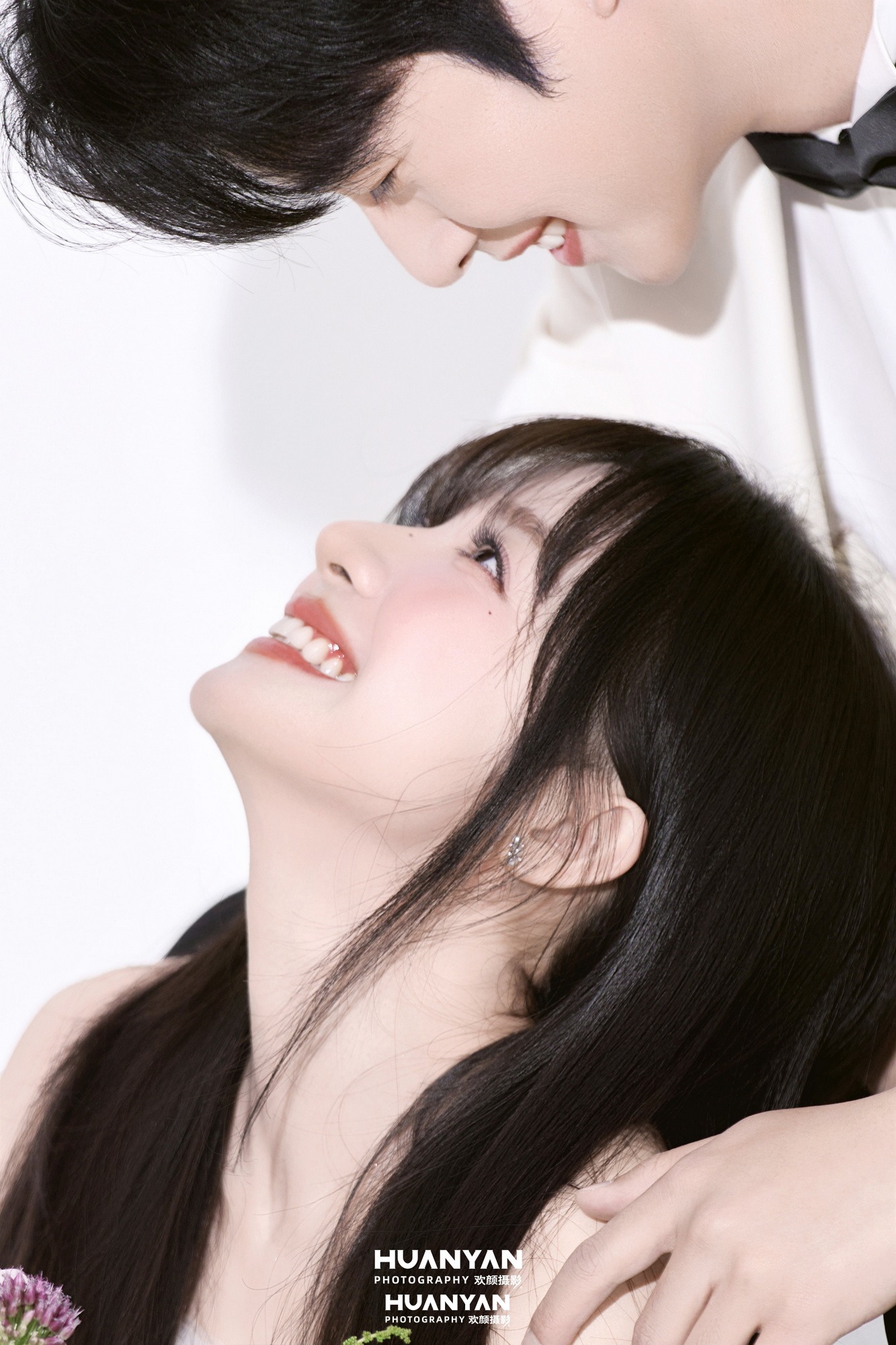 韩式温柔婚纱照 · 室内影棚场景 · 花畔依偎客片