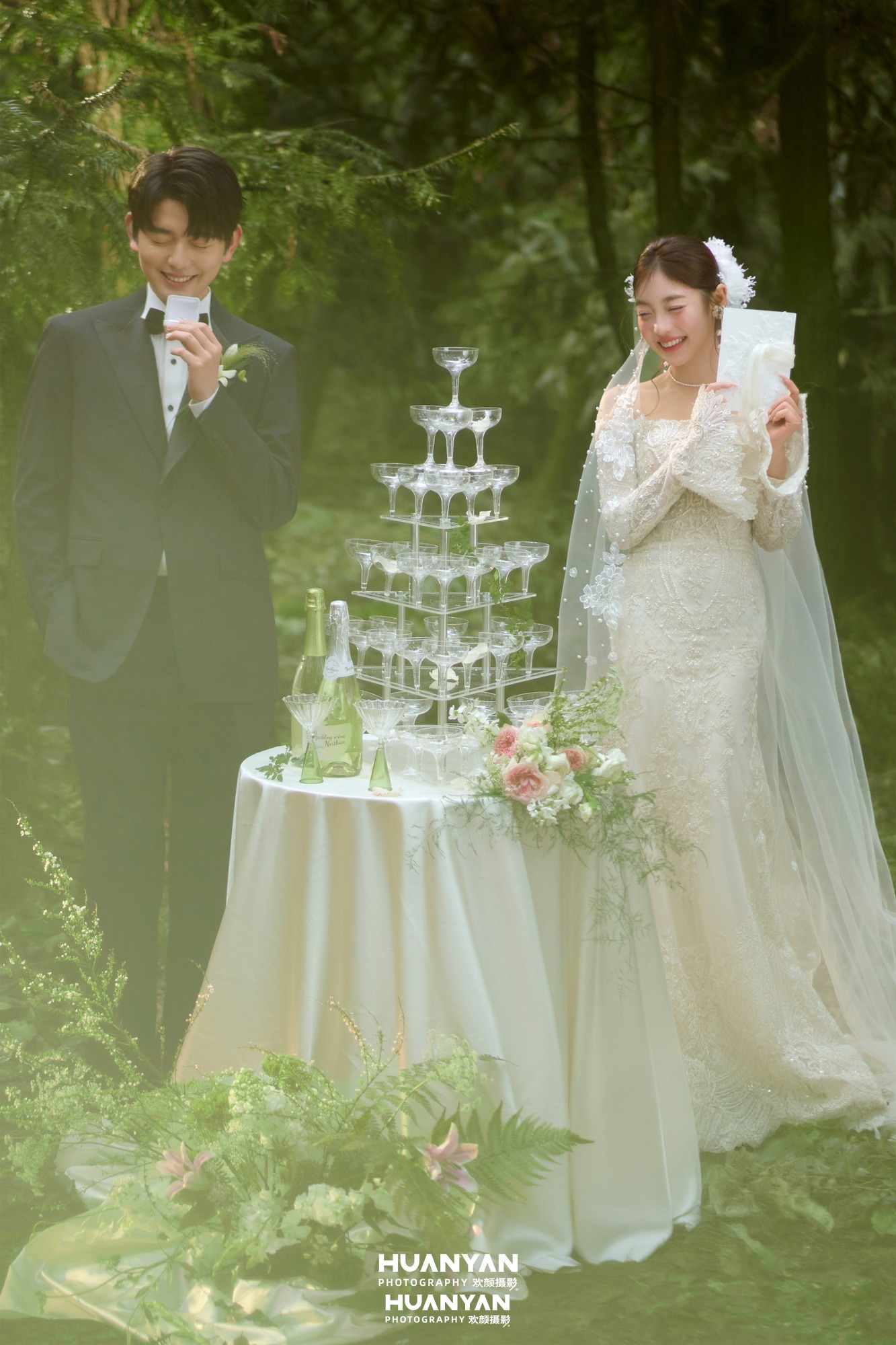 林中干杯：清新自然婚纱照户外自然实拍