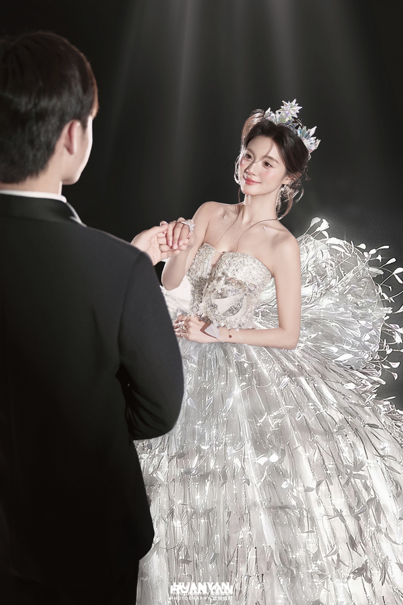 落雪加冕：浪漫唯美婚纱照室内影棚实拍