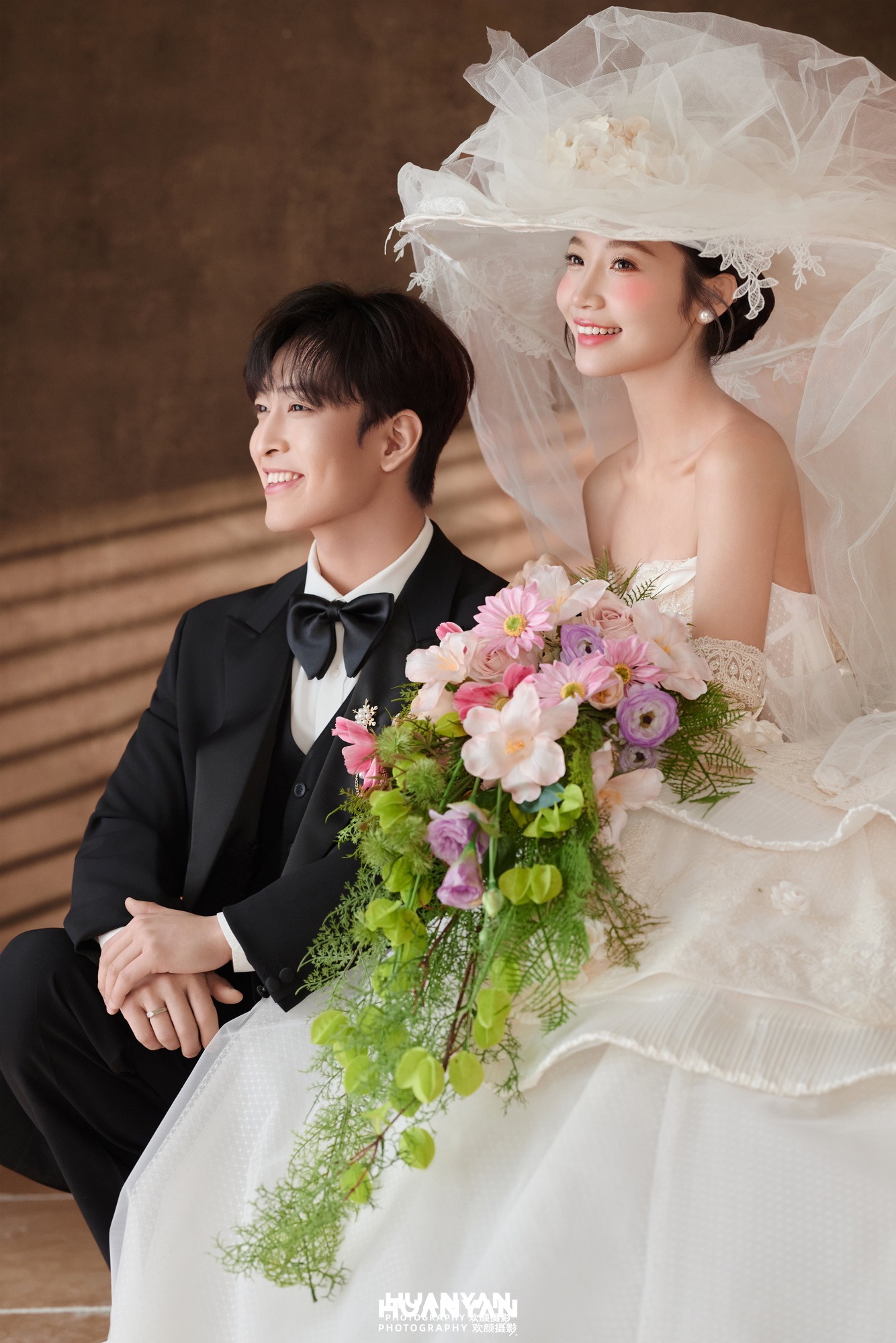 帽檐春信：浪漫唯美婚纱照室内影棚实拍