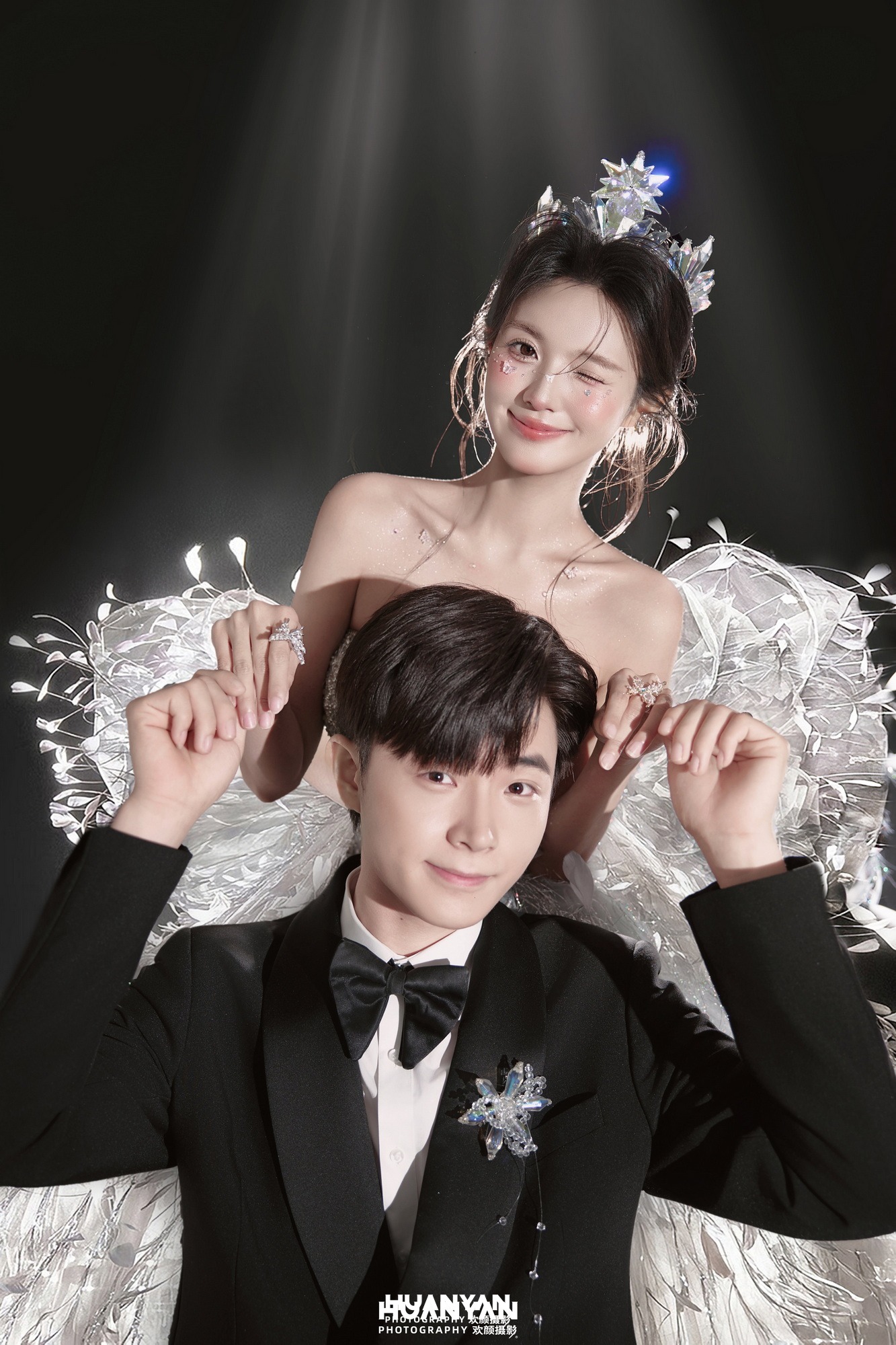 落雪加冕客片第3张｜浪漫唯美婚纱照，摄于室内影棚