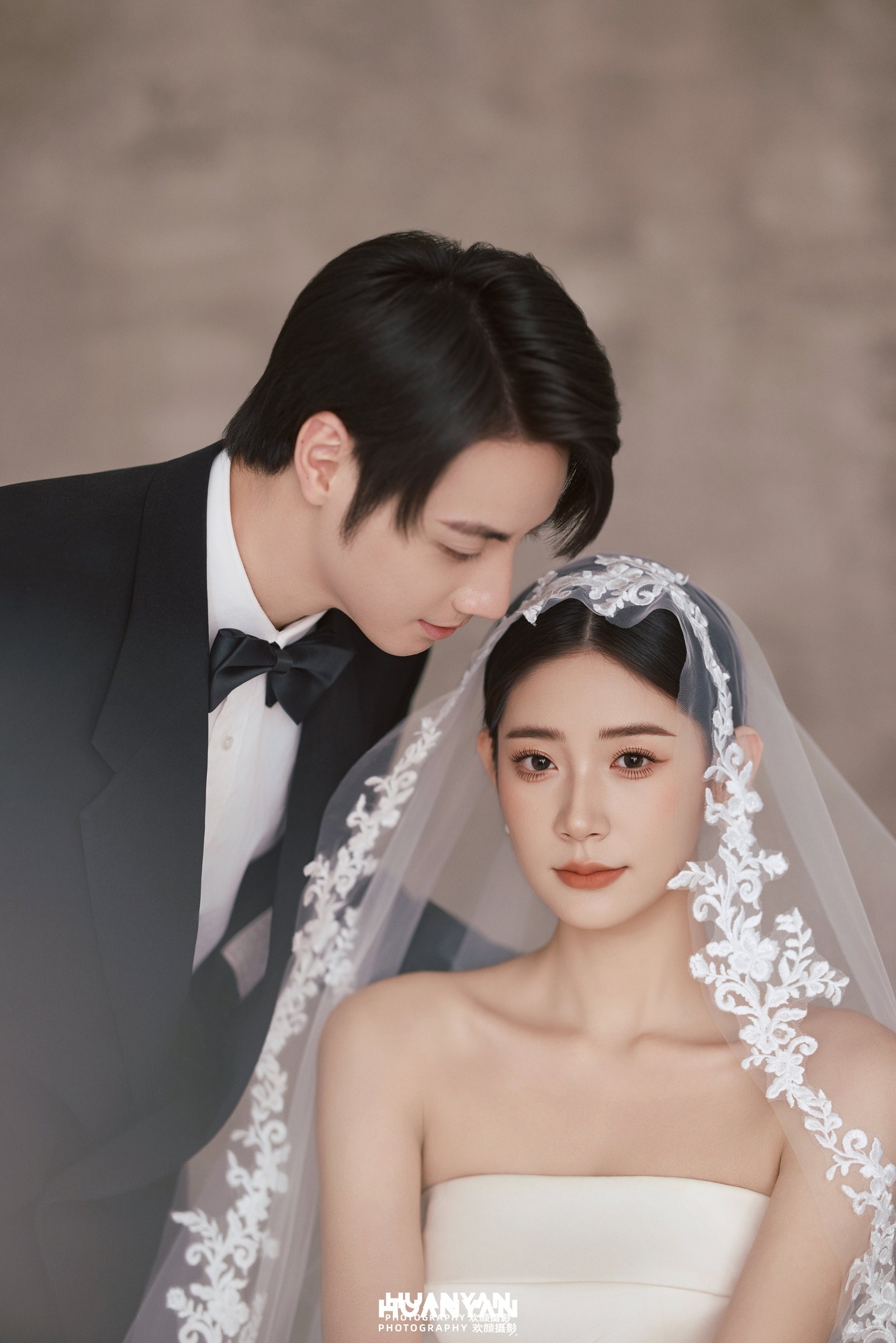指间一诺客片第3张｜韩式温柔婚纱照，摄于室内影棚
