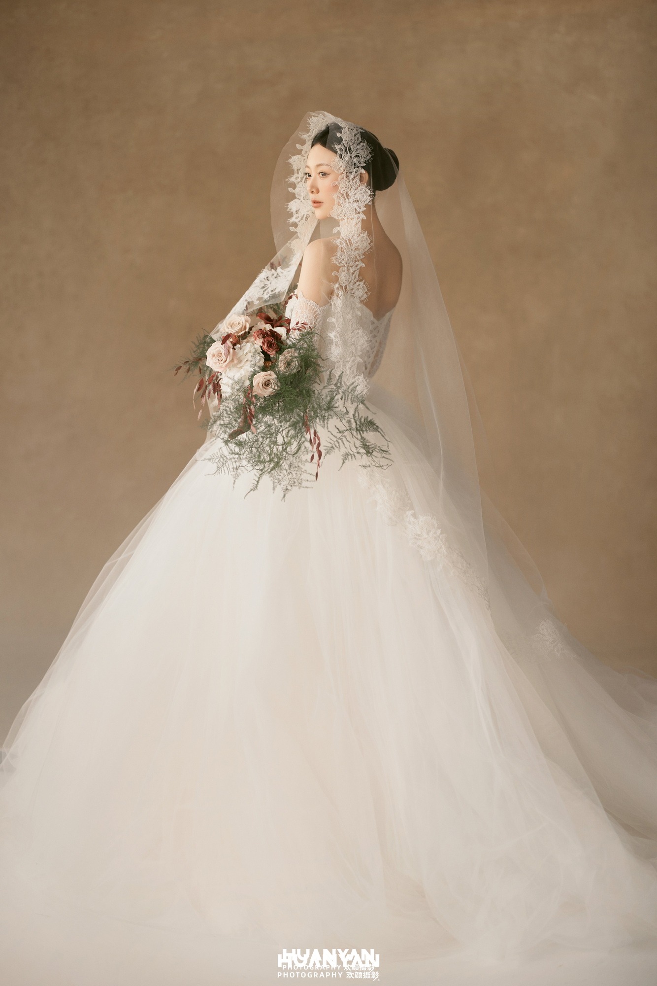 浪漫唯美婚纱照 · 室内影棚场景 · 依偎成诗客片