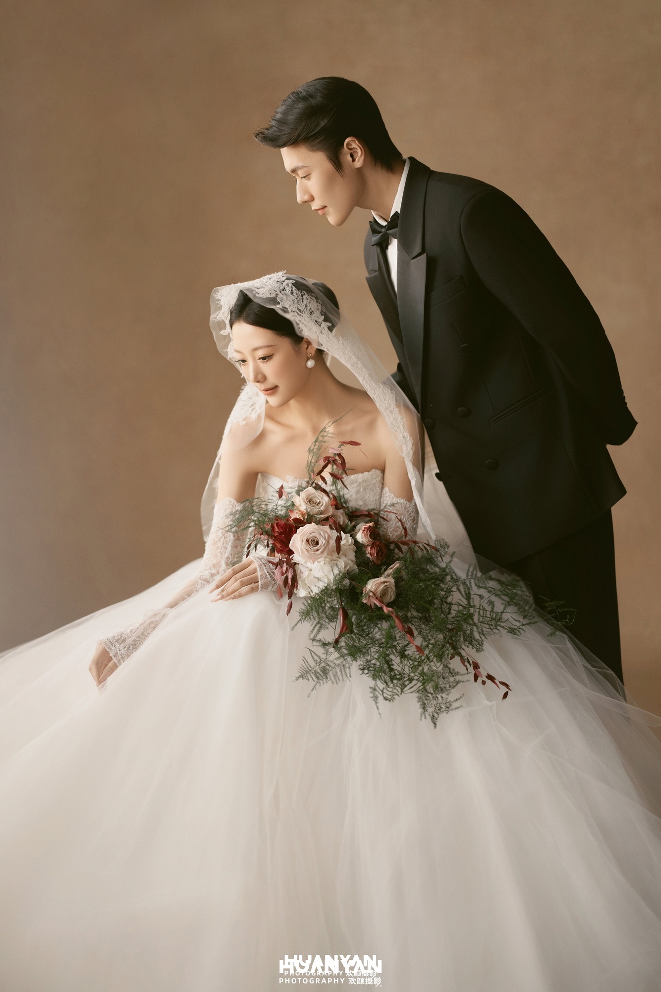 依偎成诗客片第7张｜浪漫唯美婚纱照，摄于室内影棚