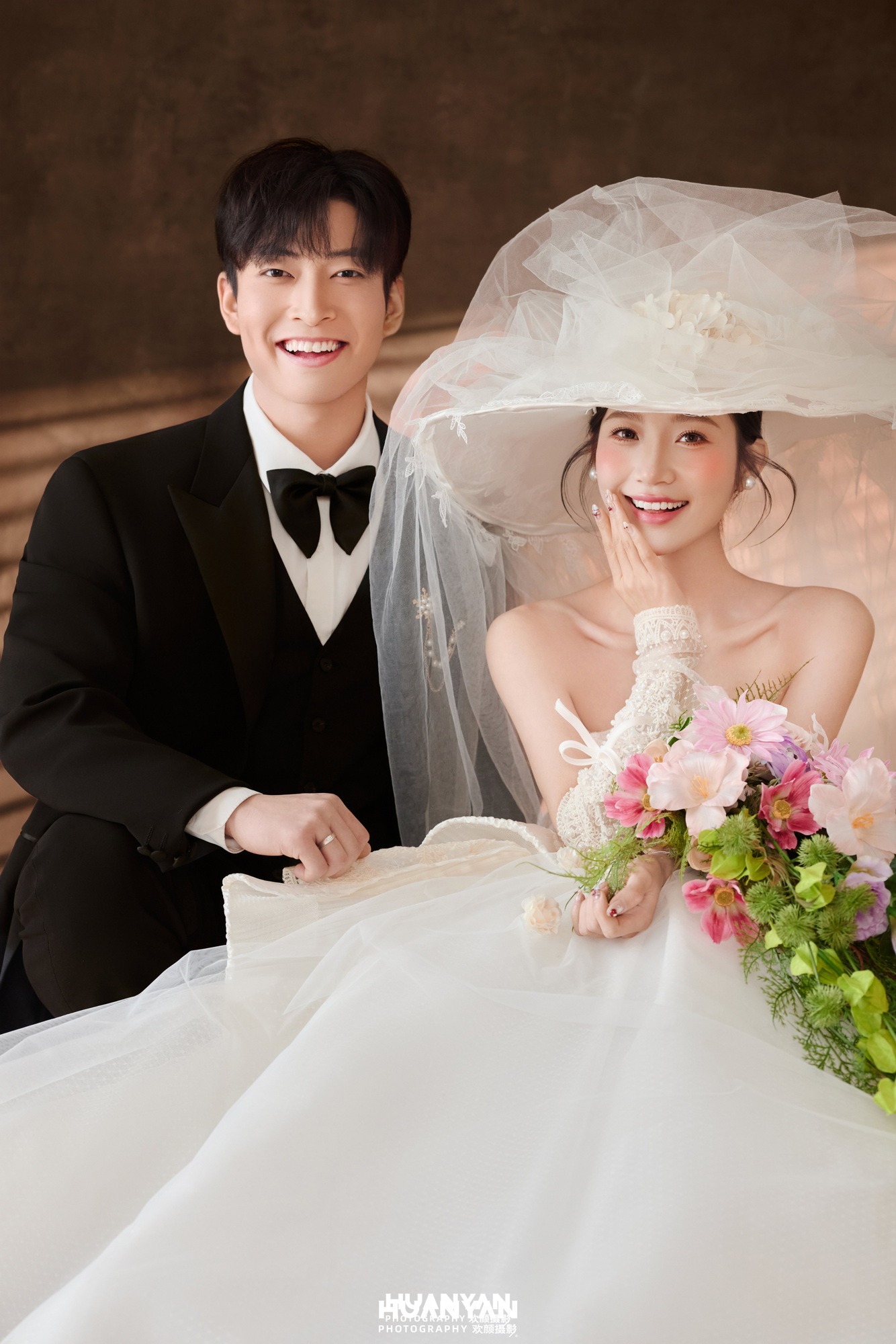 帽檐春信：浪漫唯美婚纱照室内影棚实拍