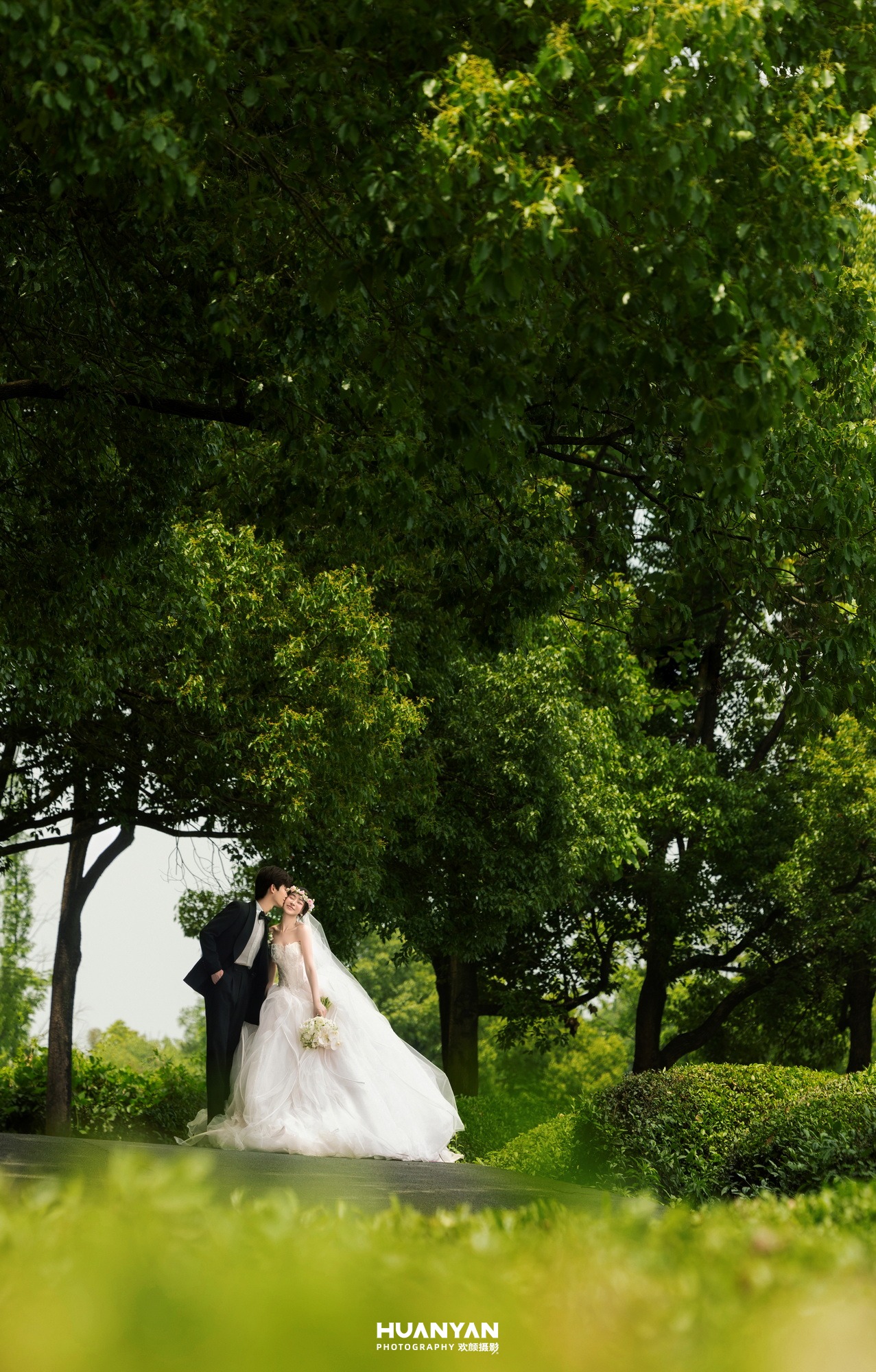 绿荫吻：清新自然婚纱照户外自然实拍