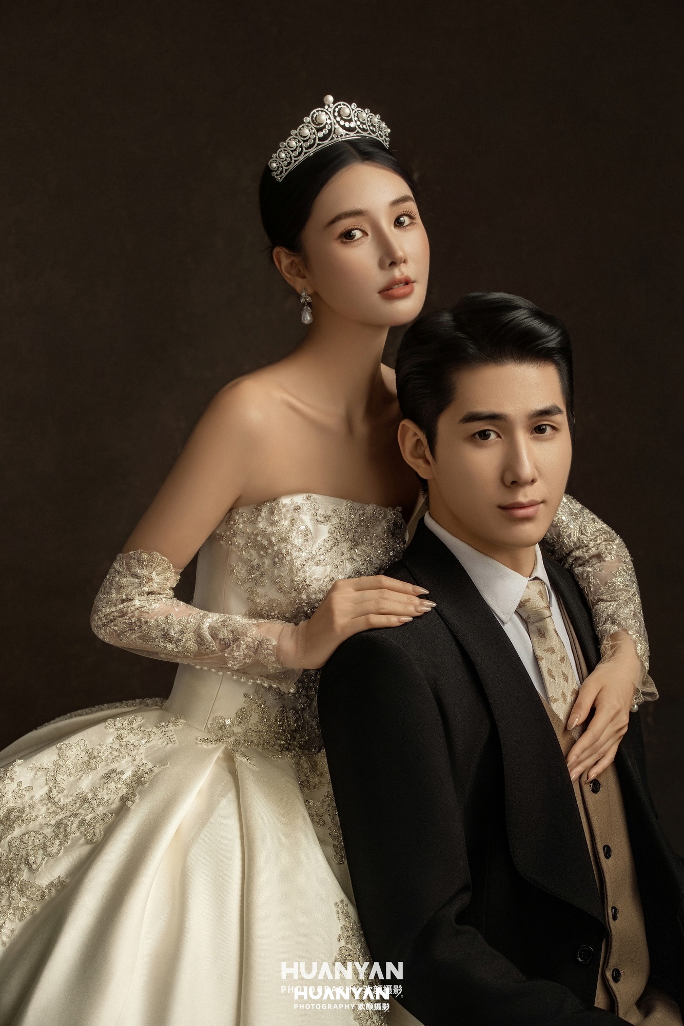 轻奢高级婚纱照 · 室内影棚场景 · 金绣低眉客片