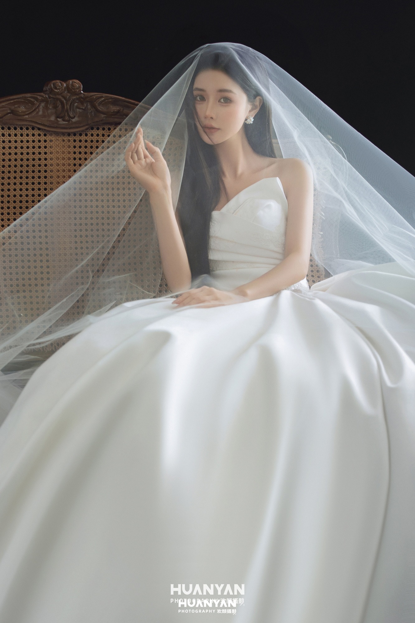 夜色与白纱客片第7张｜极简婚纱照，摄于室内影棚