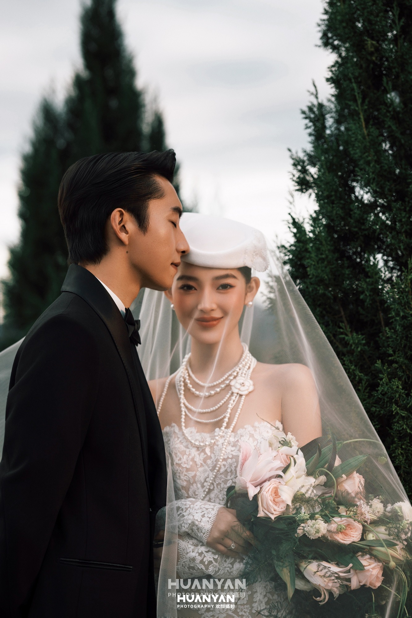 柏间风起：复古婚纱照户外自然实拍