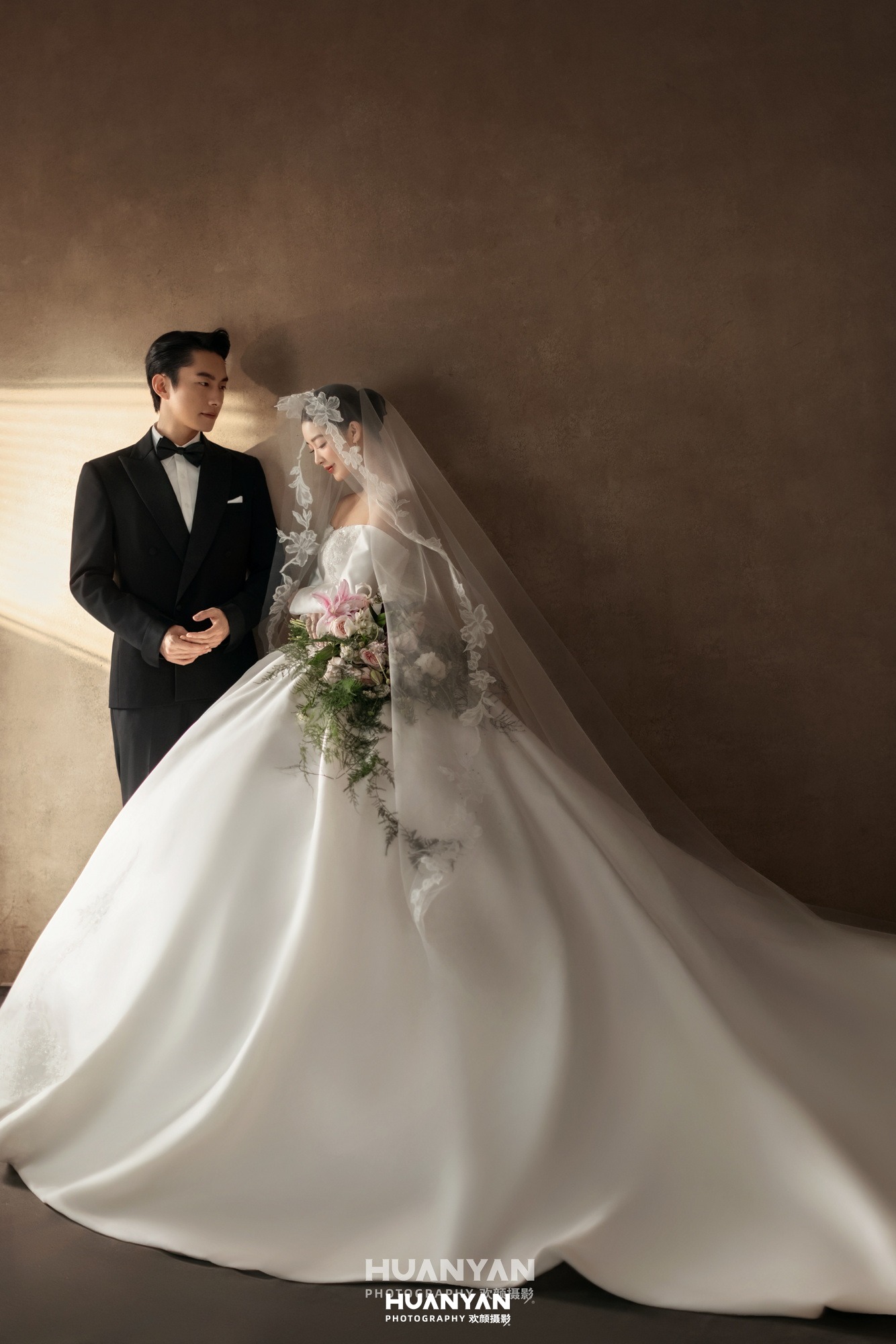 鎏光予序客片第7张｜浪漫唯美婚纱照，摄于室内影棚