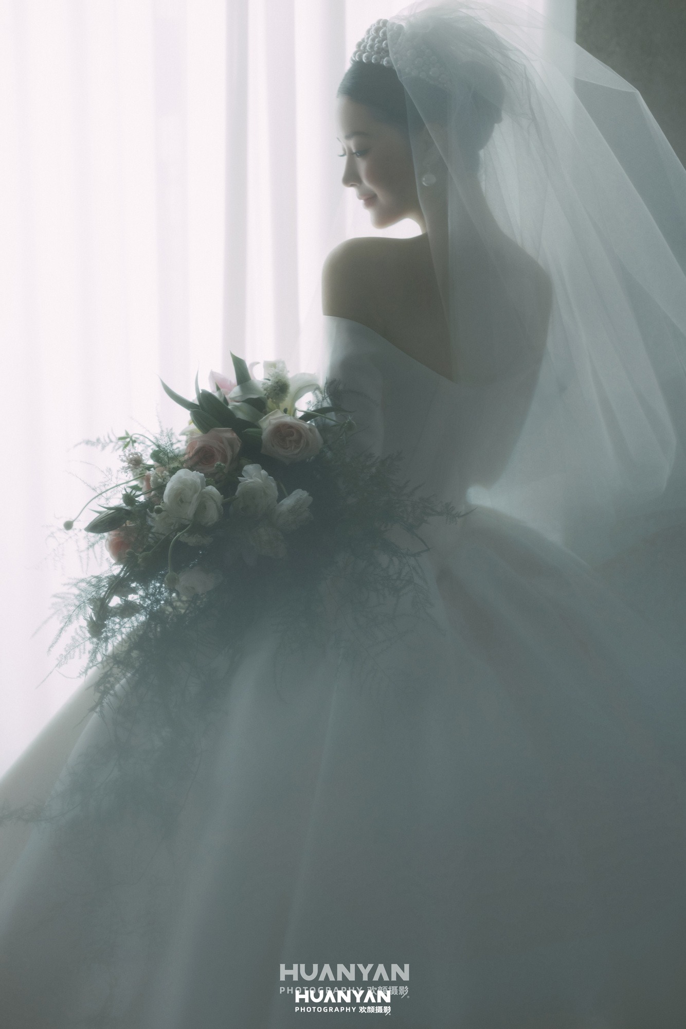 拾纱客片第7张｜浪漫唯美婚纱照，摄于室内影棚