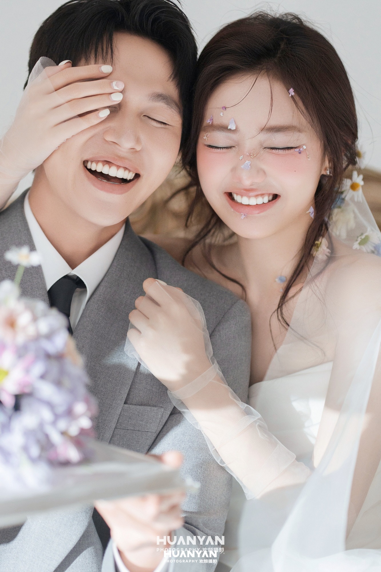 浅灰笑意：极简婚纱照室内影棚实拍