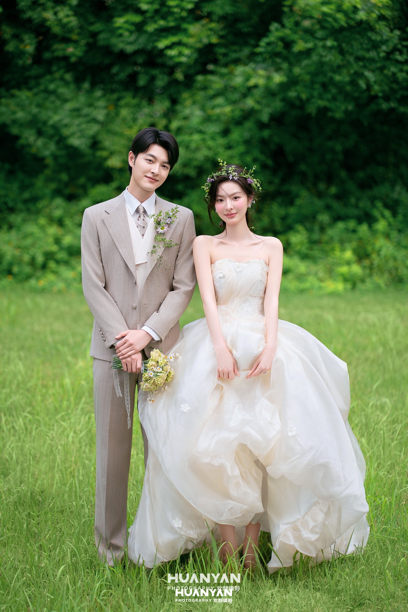 清新自然婚纱照 · 户外自然场景 · 绿茵花环客片