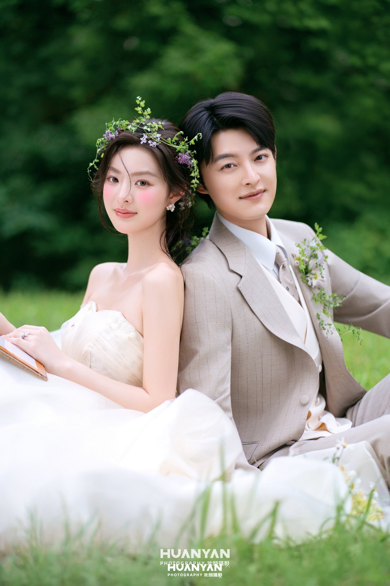 绿茵花环：清新自然婚纱照户外自然实拍