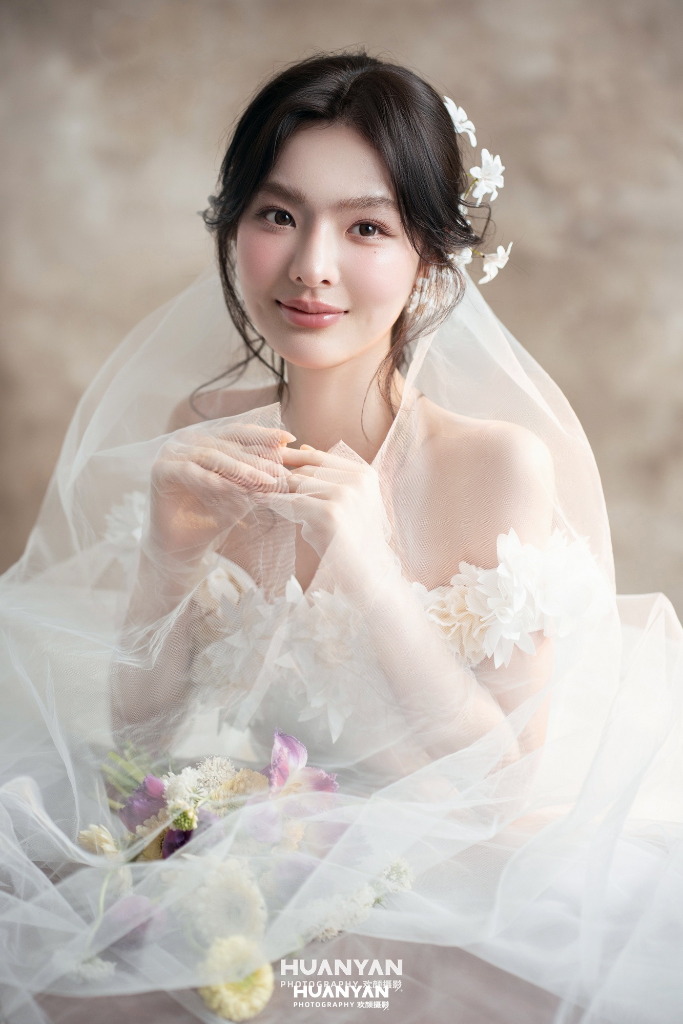 吻落纱间：韩式温柔婚纱照室内影棚实拍