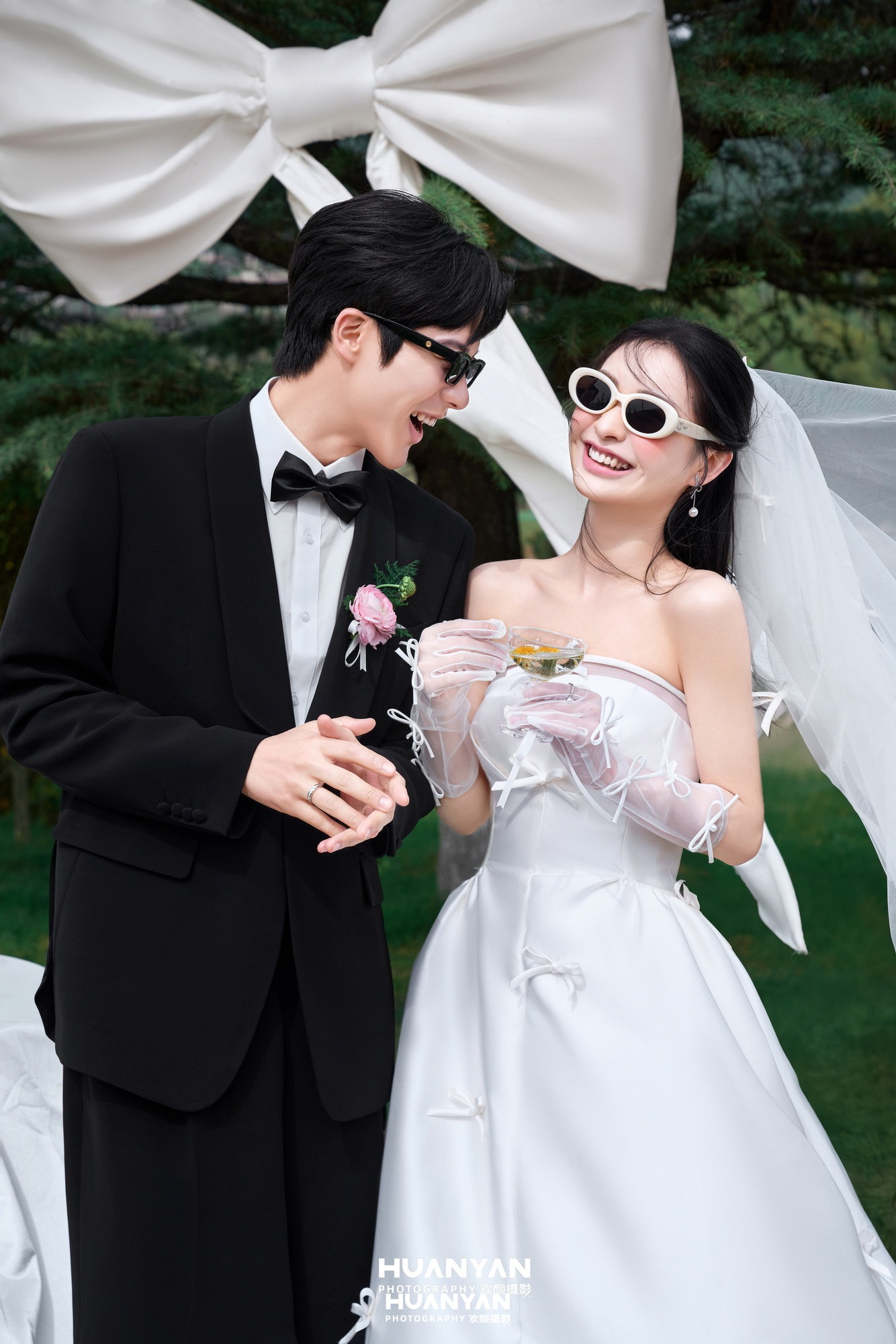 清新自然婚纱照 · 户外自然场景 · 松间白结客片