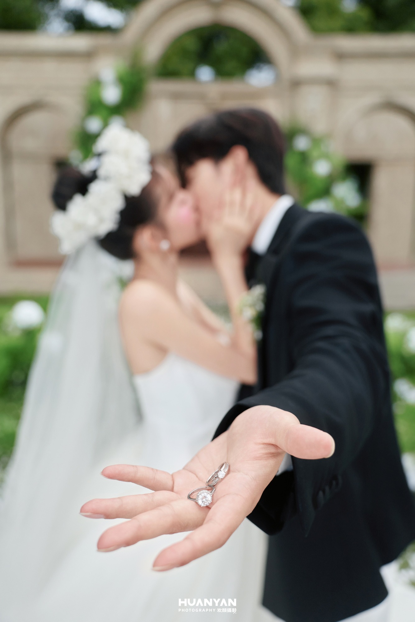 韩式温柔婚纱照 · 户外自然场景 · 废墟花开客片