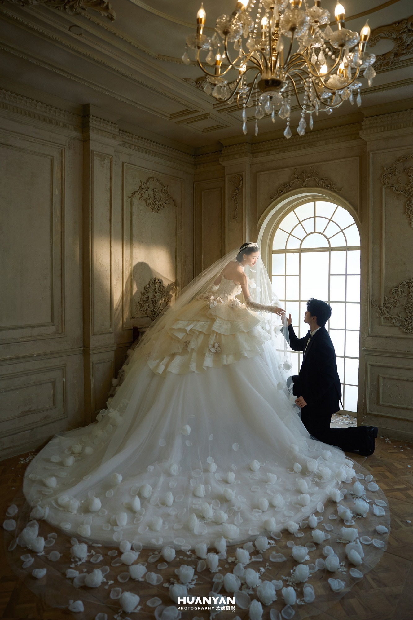 室内影棚轻奢高级婚纱照实拍（为她举纱系列）