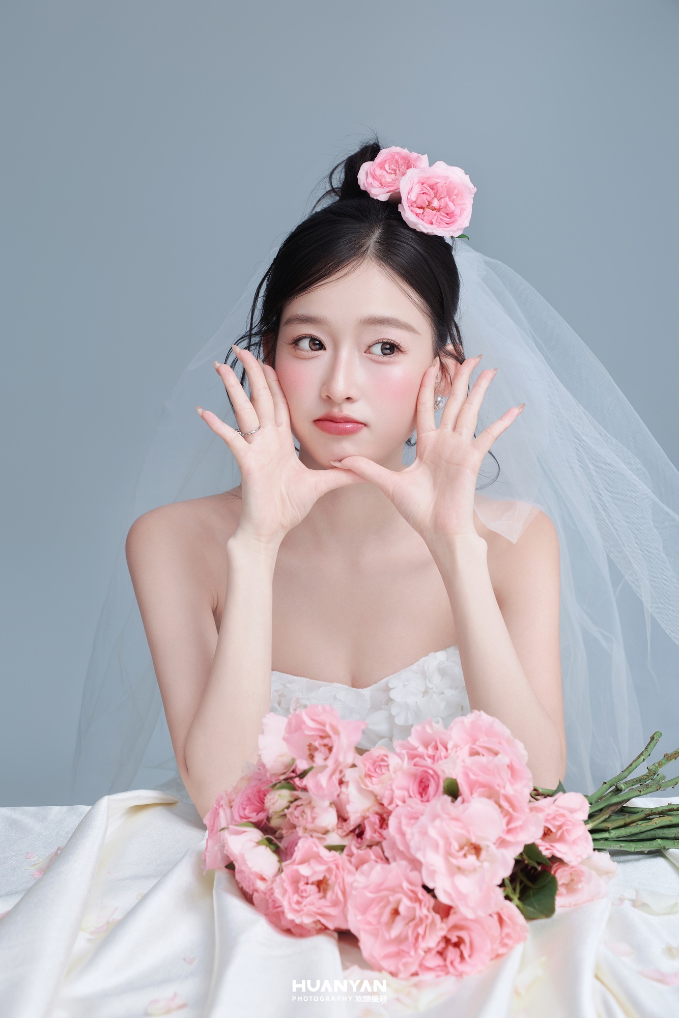 鬓边粉玫客片第3张｜韩式温柔婚纱照，摄于室内影棚